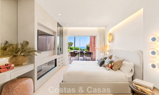 Hoogwaardig gerenoveerd tuinappartement met open zeezicht te koop, eerstelijnsstrand tussen Marbella en Estepona 783418 