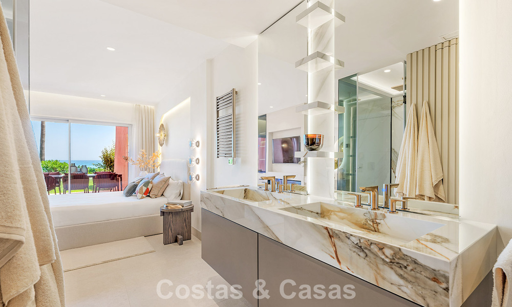 Hoogwaardig gerenoveerd tuinappartement met open zeezicht te koop, eerstelijnsstrand tussen Marbella en Estepona 783419