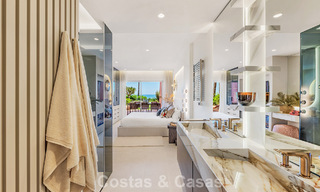 Hoogwaardig gerenoveerd tuinappartement met open zeezicht te koop, eerstelijnsstrand tussen Marbella en Estepona 783422 