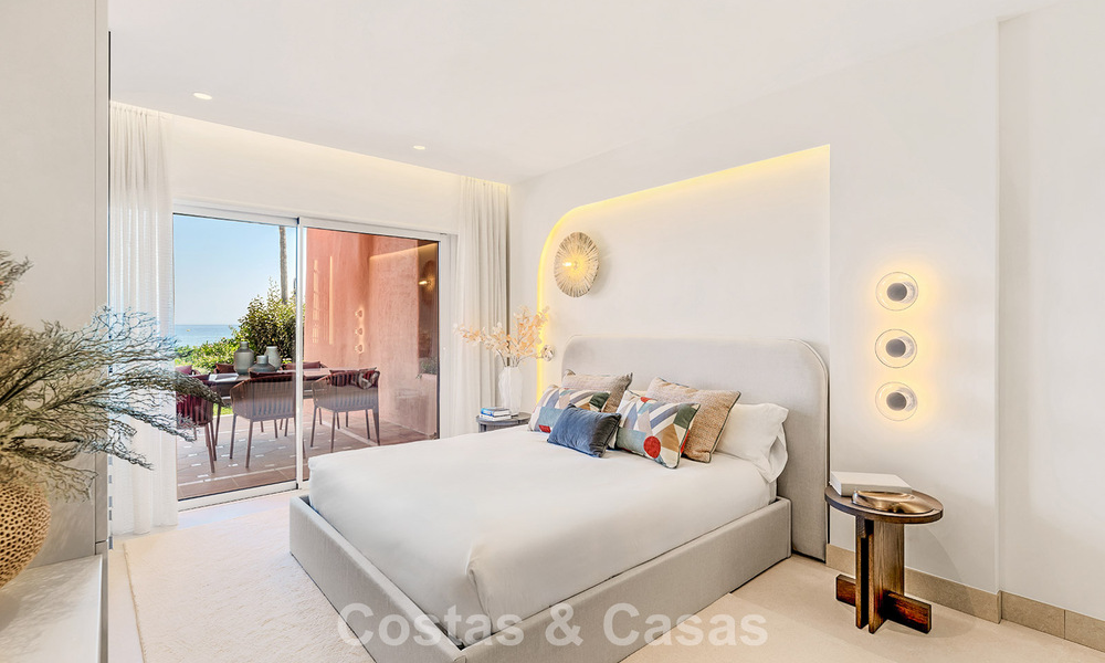 Hoogwaardig gerenoveerd tuinappartement met open zeezicht te koop, eerstelijnsstrand tussen Marbella en Estepona 783424