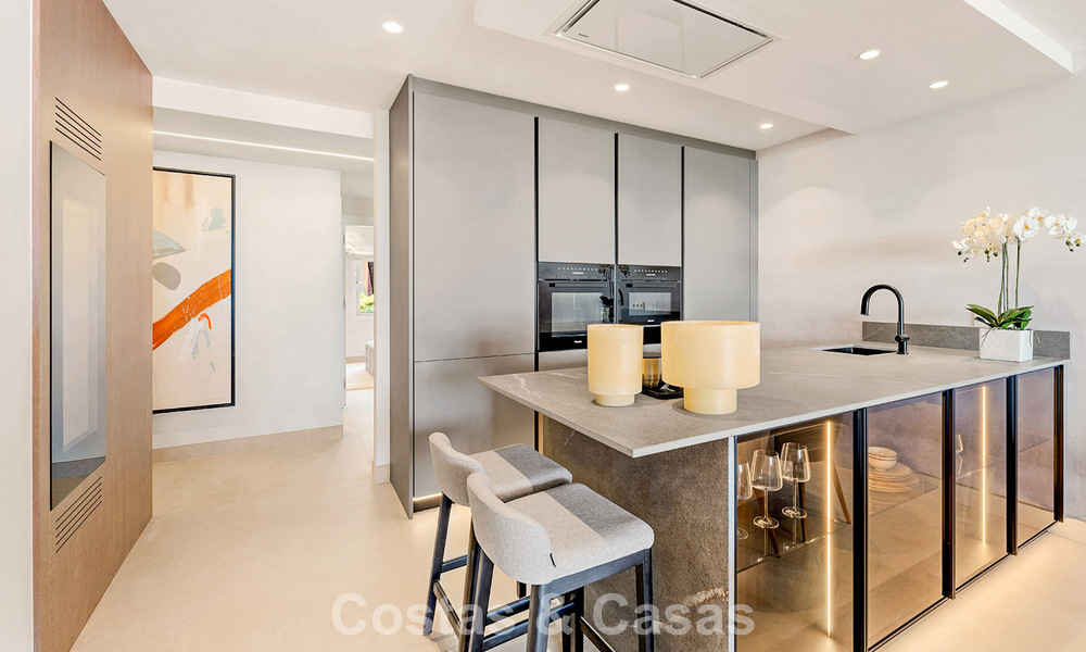 Hoogwaardig gerenoveerd tuinappartement met open zeezicht te koop, eerstelijnsstrand tussen Marbella en Estepona 783428