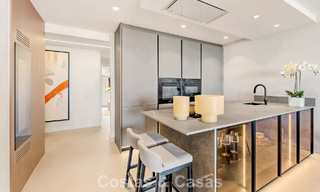 Hoogwaardig gerenoveerd tuinappartement met open zeezicht te koop, eerstelijnsstrand tussen Marbella en Estepona 783428 