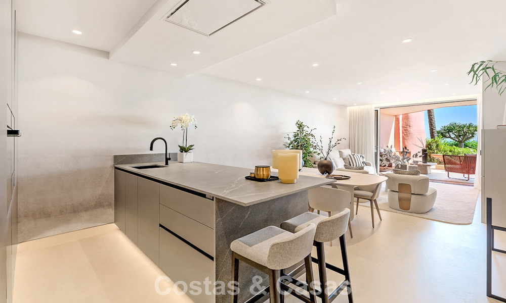 Hoogwaardig gerenoveerd tuinappartement met open zeezicht te koop, eerstelijnsstrand tussen Marbella en Estepona 783430