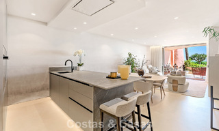 Hoogwaardig gerenoveerd tuinappartement met open zeezicht te koop, eerstelijnsstrand tussen Marbella en Estepona 783430 