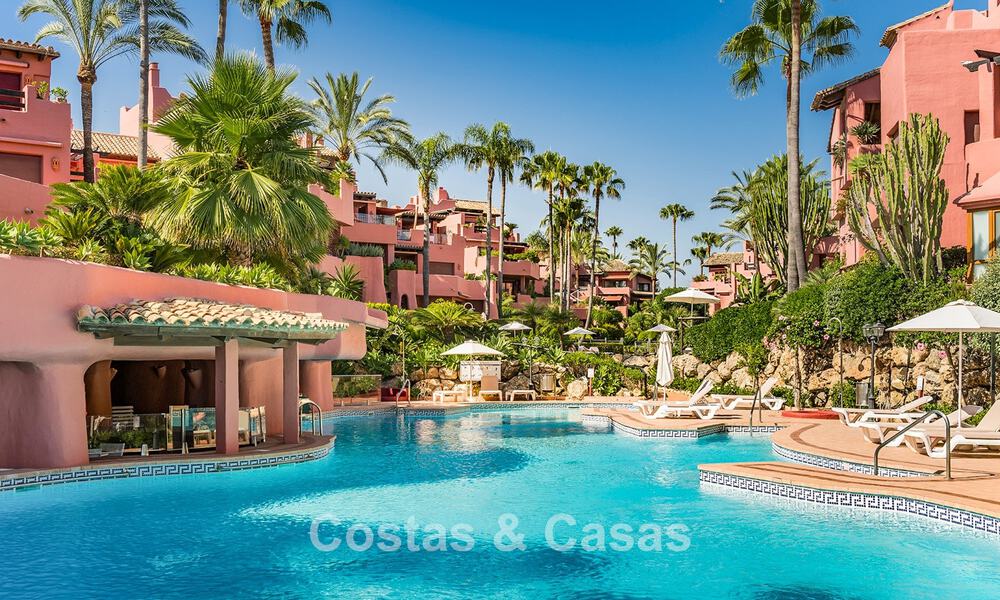 Hoogwaardig gerenoveerd tuinappartement met open zeezicht te koop, eerstelijnsstrand tussen Marbella en Estepona 783433