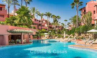 Hoogwaardig gerenoveerd tuinappartement met open zeezicht te koop, eerstelijnsstrand tussen Marbella en Estepona 783433 
