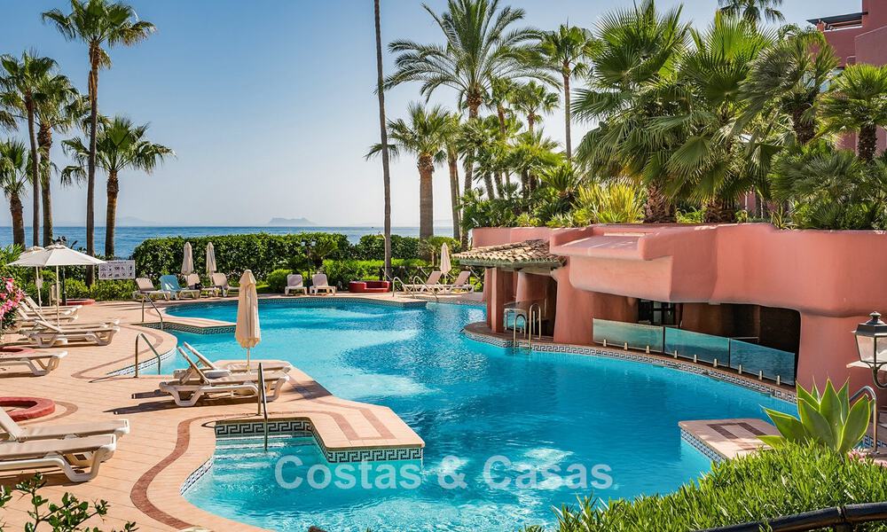 Hoogwaardig gerenoveerd tuinappartement met open zeezicht te koop, eerstelijnsstrand tussen Marbella en Estepona 783434