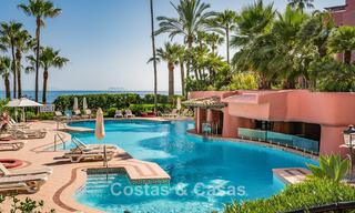 Hoogwaardig gerenoveerd tuinappartement met open zeezicht te koop, eerstelijnsstrand tussen Marbella en Estepona 783434 