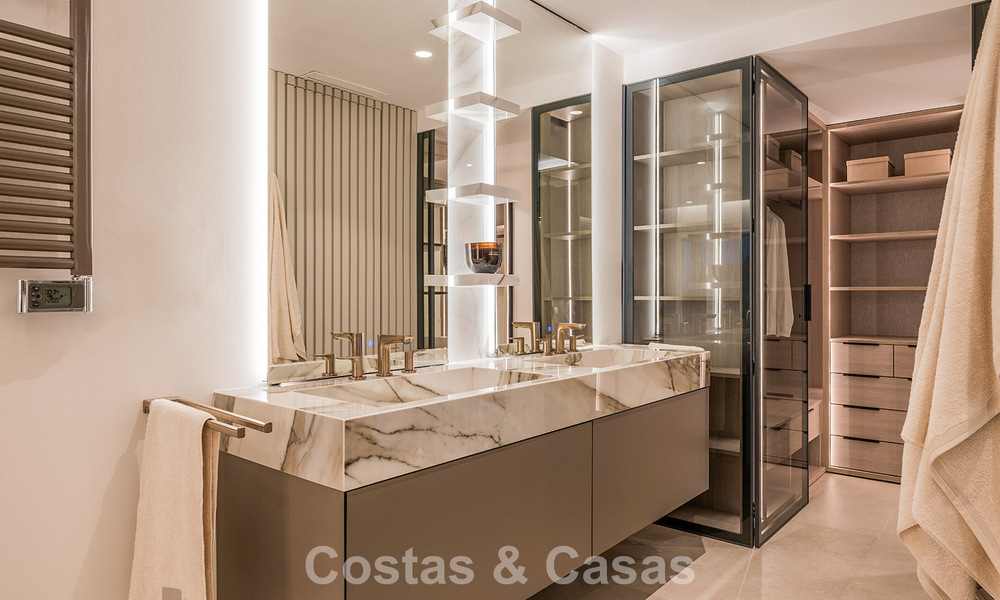 Hoogwaardig gerenoveerd tuinappartement met open zeezicht te koop, eerstelijnsstrand tussen Marbella en Estepona 783443