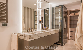Hoogwaardig gerenoveerd tuinappartement met open zeezicht te koop, eerstelijnsstrand tussen Marbella en Estepona 783443 