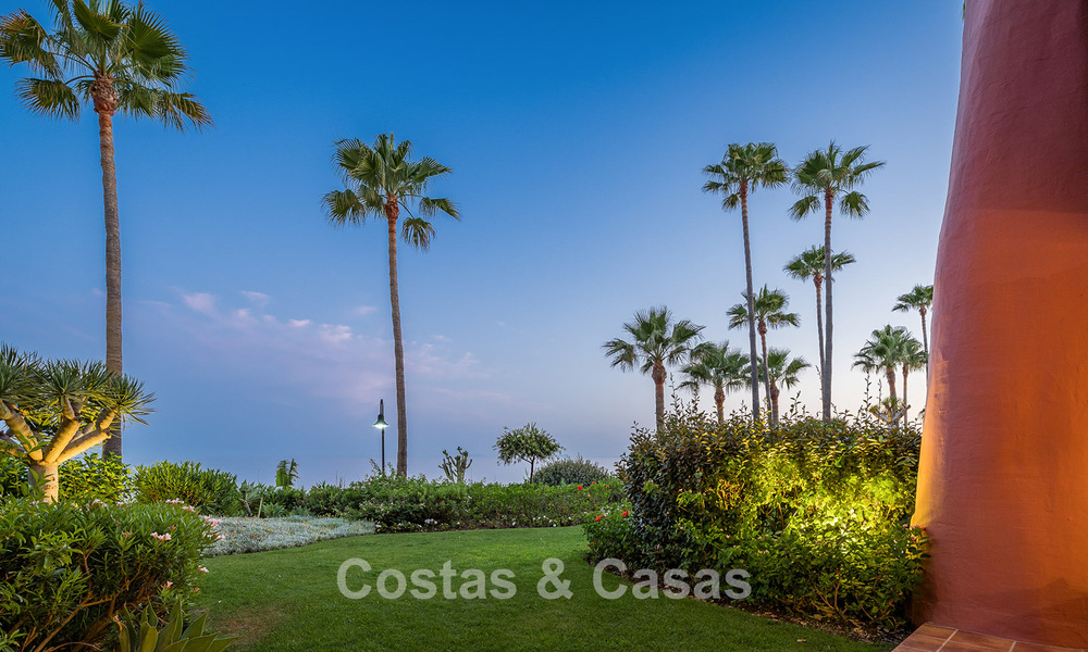 Hoogwaardig gerenoveerd tuinappartement met open zeezicht te koop, eerstelijnsstrand tussen Marbella en Estepona 783444