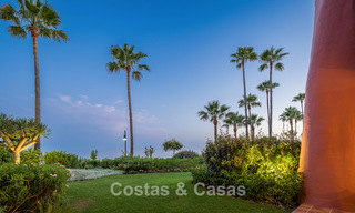 Hoogwaardig gerenoveerd tuinappartement met open zeezicht te koop, eerstelijnsstrand tussen Marbella en Estepona 783444 