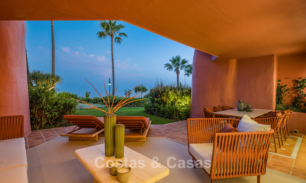Hoogwaardig gerenoveerd tuinappartement met open zeezicht te koop, eerstelijnsstrand tussen Marbella en Estepona 783445