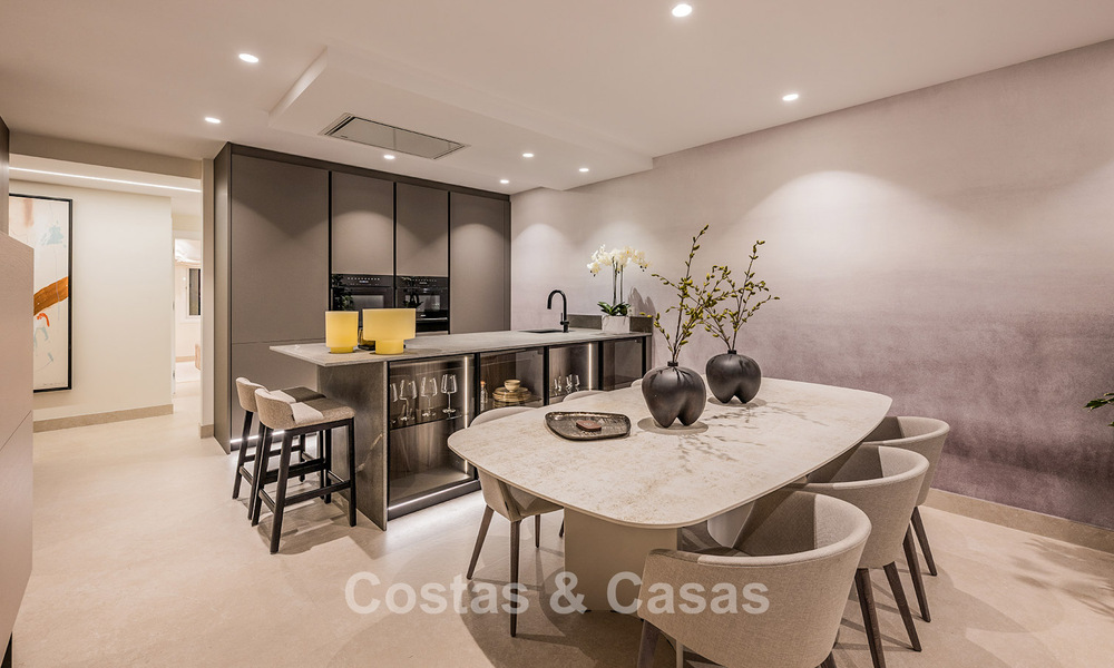 Hoogwaardig gerenoveerd tuinappartement met open zeezicht te koop, eerstelijnsstrand tussen Marbella en Estepona 783448