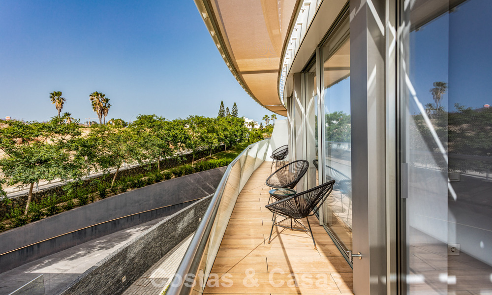 Modern 4-slaapkamer appartement te koop aan het strand met zeezicht in Estepona, Costa del Sol 782661