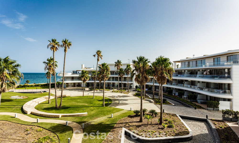 Modern 4-slaapkamer appartement te koop aan het strand met zeezicht in Estepona, Costa del Sol 782662