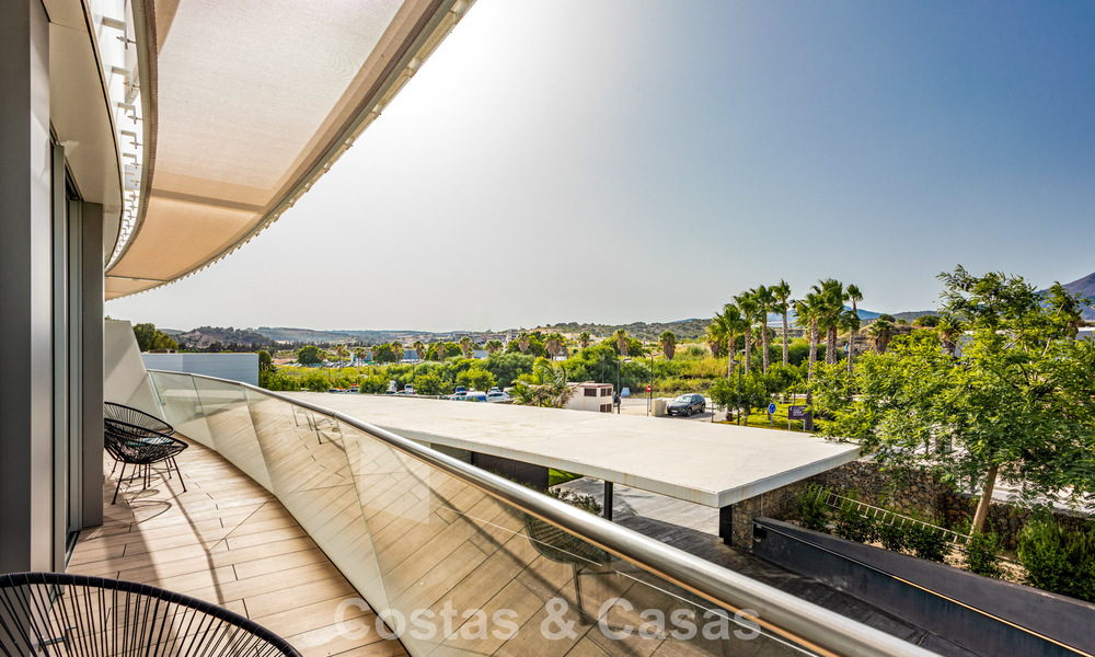 Modern 4-slaapkamer appartement te koop aan het strand met zeezicht in Estepona, Costa del Sol 782663