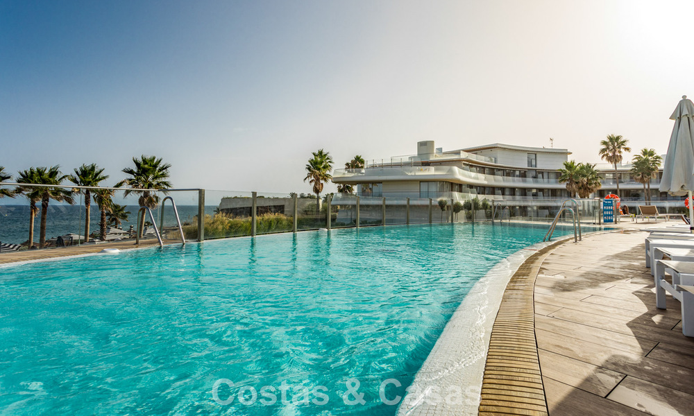 Modern 4-slaapkamer appartement te koop aan het strand met zeezicht in Estepona, Costa del Sol 782666