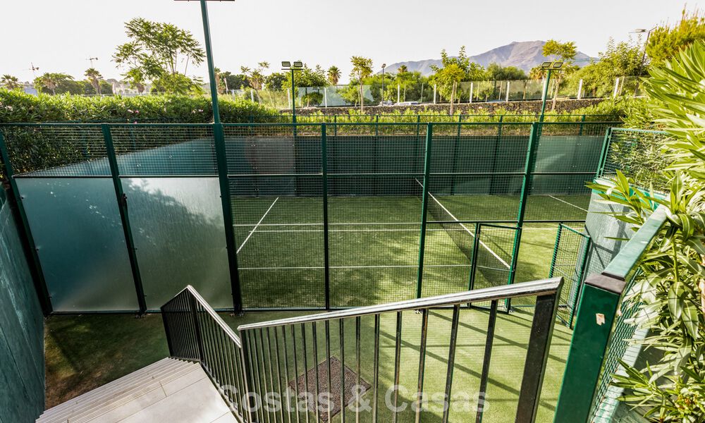 Modern 4-slaapkamer appartement te koop aan het strand met zeezicht in Estepona, Costa del Sol 782672