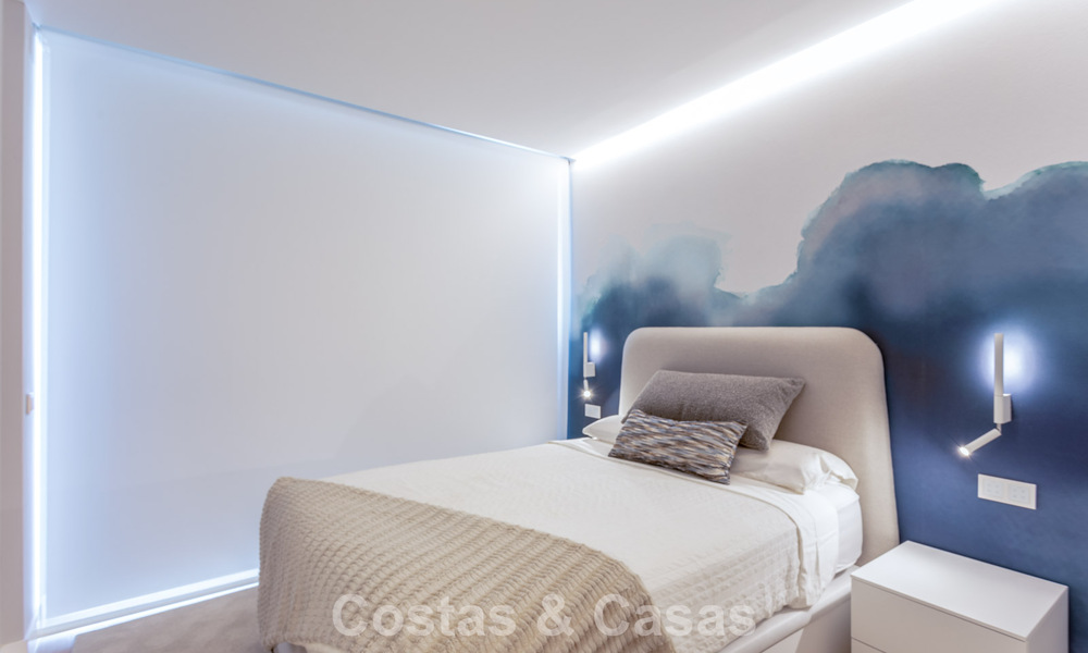 Modern 4-slaapkamer appartement te koop aan het strand met zeezicht in Estepona, Costa del Sol 782678