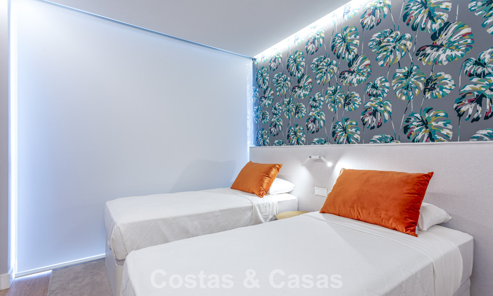 Modern 4-slaapkamer appartement te koop aan het strand met zeezicht in Estepona, Costa del Sol 782680