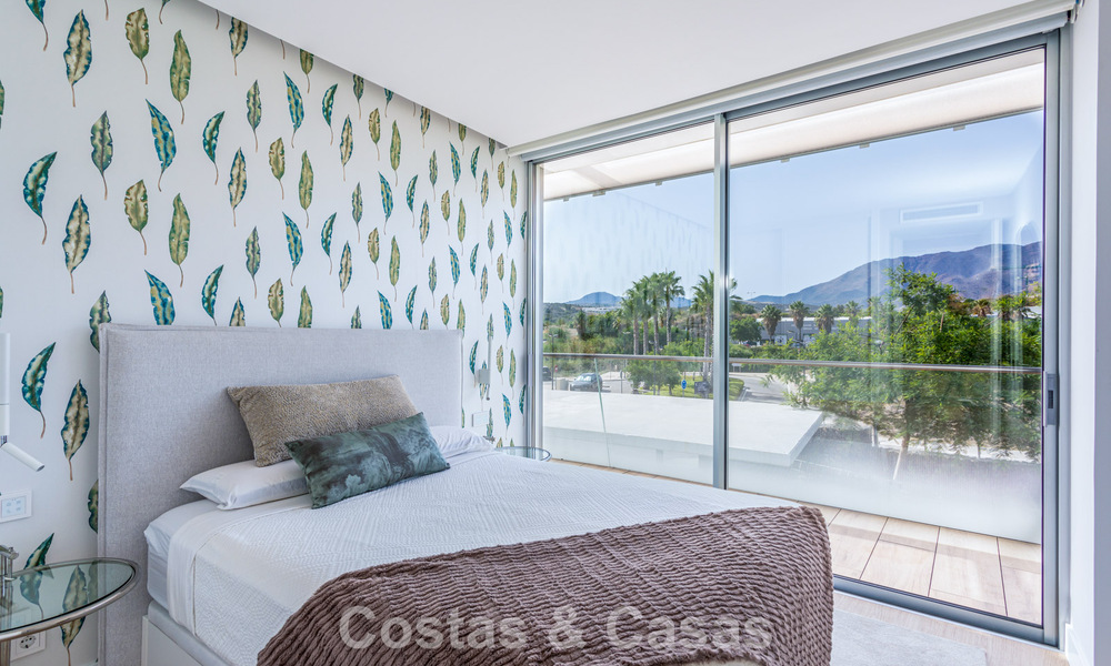 Modern 4-slaapkamer appartement te koop aan het strand met zeezicht in Estepona, Costa del Sol 782688