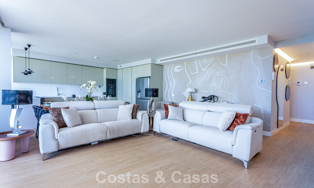 Modern 4-slaapkamer appartement te koop aan het strand met zeezicht in Estepona, Costa del Sol 782690