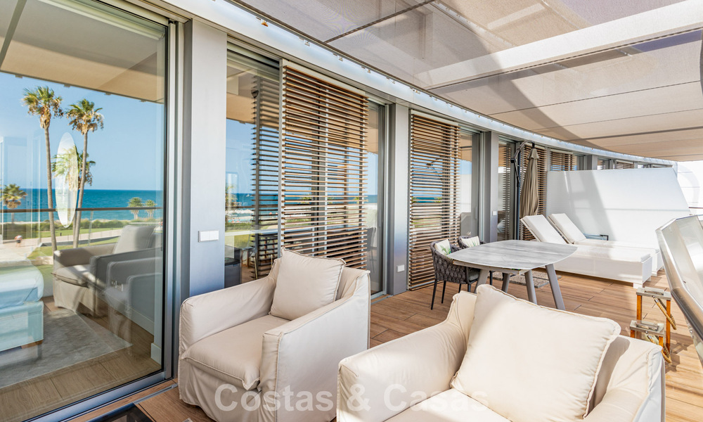 Modern 4-slaapkamer appartement te koop aan het strand met zeezicht in Estepona, Costa del Sol 782691