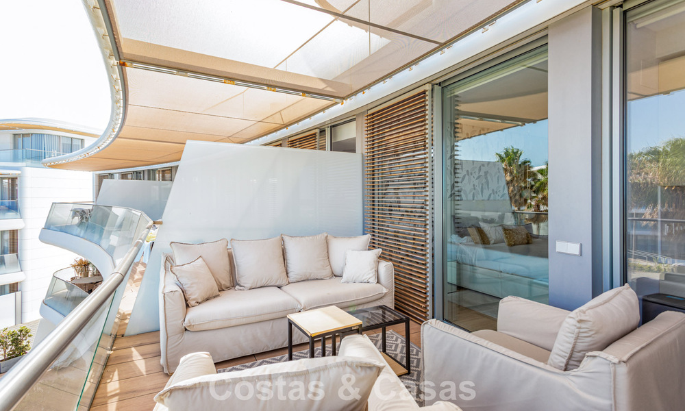 Modern 4-slaapkamer appartement te koop aan het strand met zeezicht in Estepona, Costa del Sol 782692