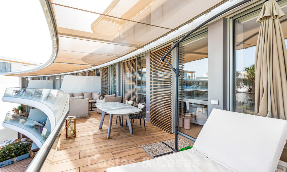 Modern 4-slaapkamer appartement te koop aan het strand met zeezicht in Estepona, Costa del Sol 782694