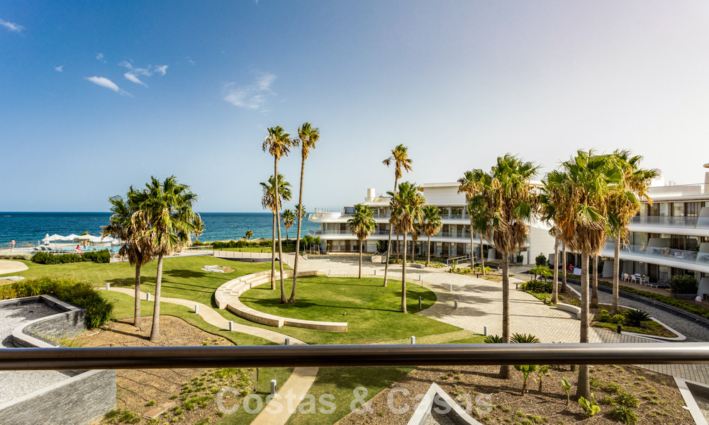Modern 4-slaapkamer appartement te koop aan het strand met zeezicht in Estepona, Costa del Sol 782695