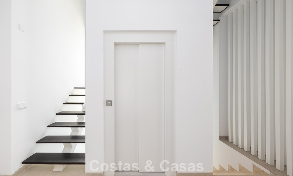 Eigentijdse villa te koop op loopafstand van het strand en voorzieningen in Marbella stad 783525