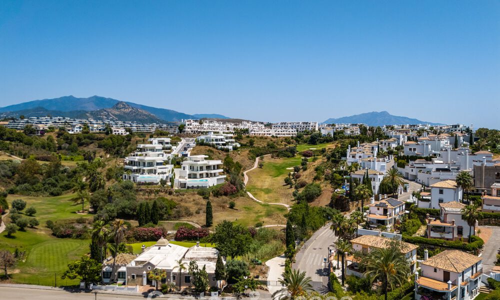 Instapklare, hedendaagse luxevilla te koop grenzend aan de golfbaan op de New Golden Mile tussen Marbella en Estepona 783274