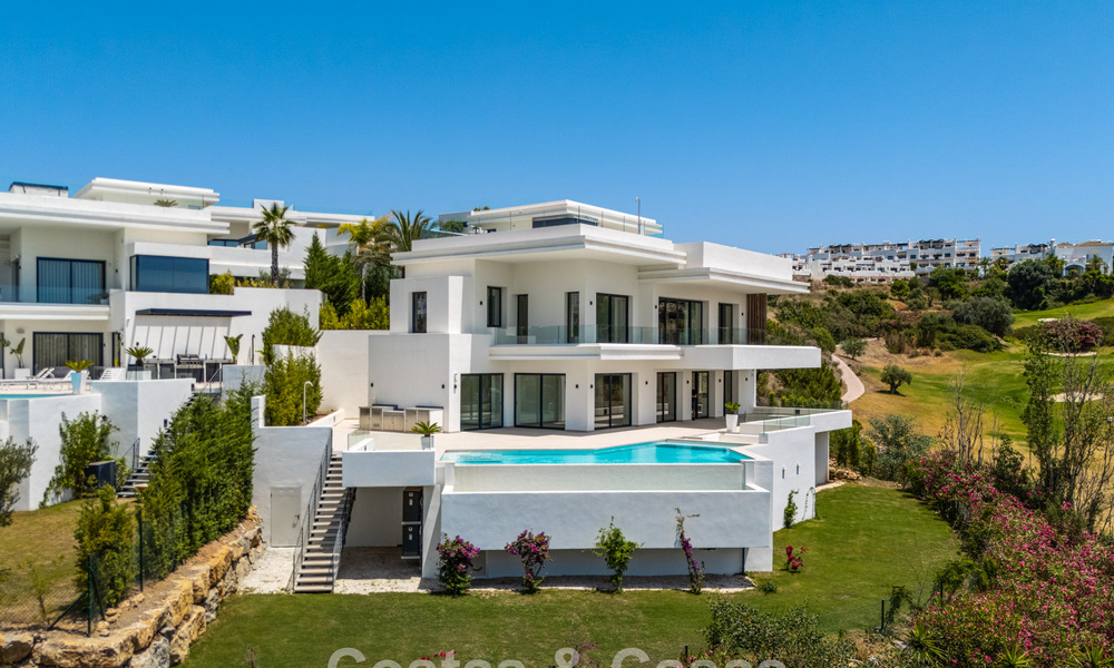 Instapklare, hedendaagse luxevilla te koop grenzend aan de golfbaan op de New Golden Mile tussen Marbella en Estepona 783275
