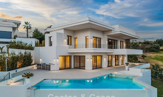 Instapklare, hedendaagse luxevilla te koop grenzend aan de golfbaan op de New Golden Mile tussen Marbella en Estepona 783279 