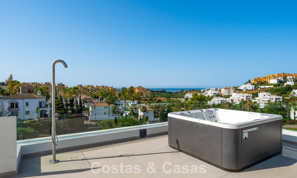 Instapklare, hedendaagse luxevilla te koop grenzend aan de golfbaan op de New Golden Mile tussen Marbella en Estepona 783282
