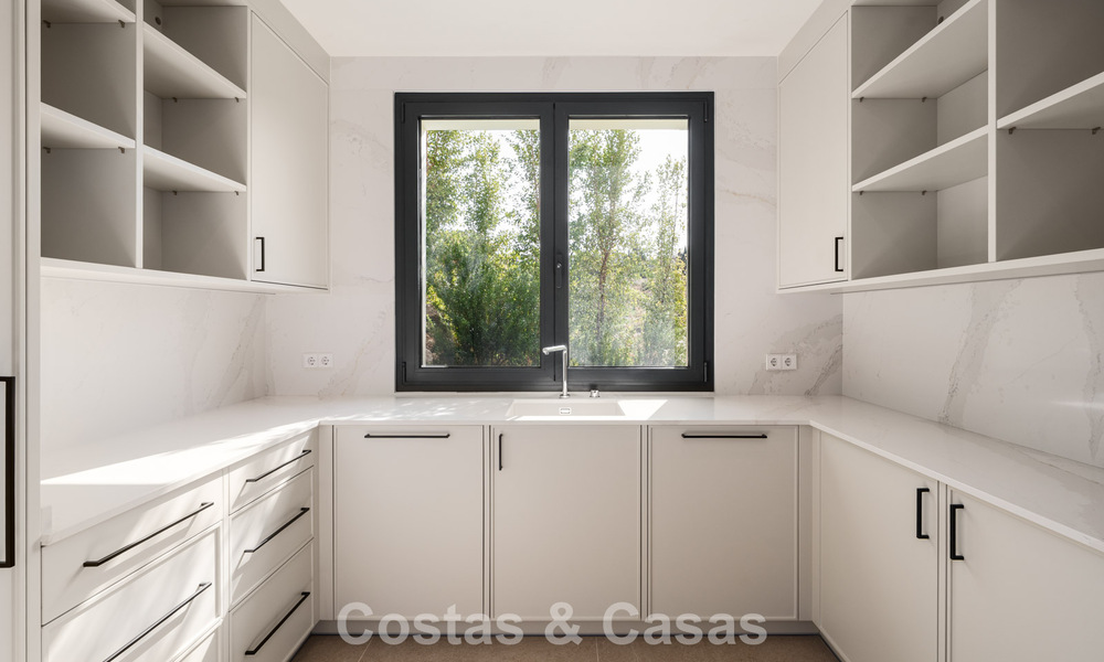 Instapklare, hedendaagse luxevilla te koop grenzend aan de golfbaan op de New Golden Mile tussen Marbella en Estepona 783284