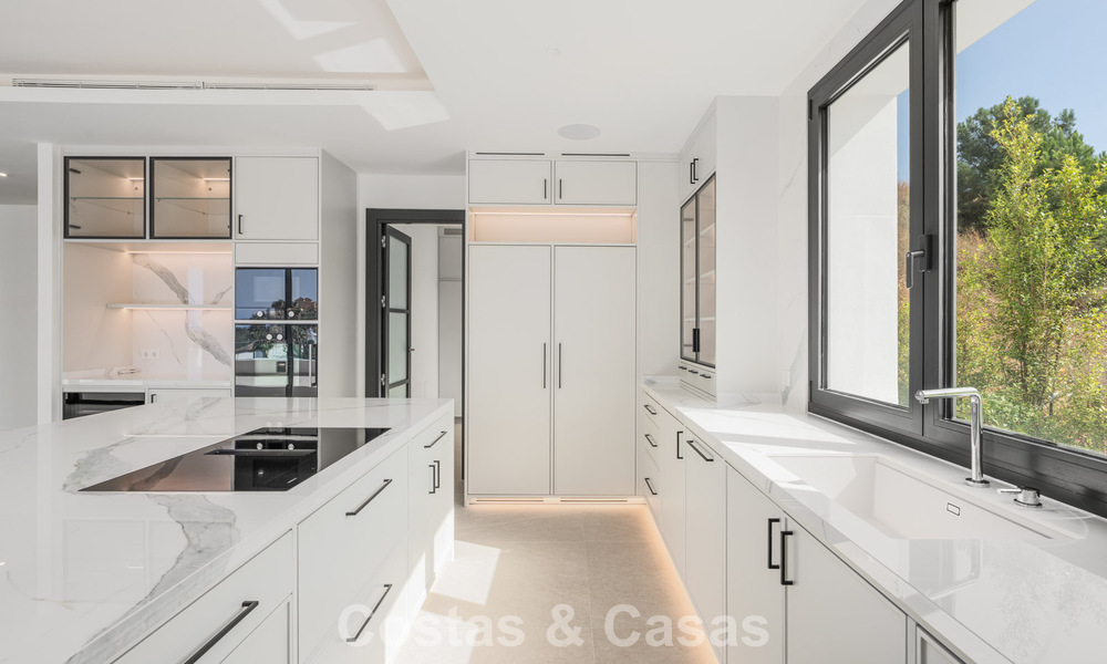 Instapklare, hedendaagse luxevilla te koop grenzend aan de golfbaan op de New Golden Mile tussen Marbella en Estepona 783287