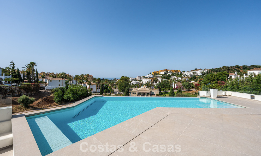 Instapklare, hedendaagse luxevilla te koop grenzend aan de golfbaan op de New Golden Mile tussen Marbella en Estepona 783288