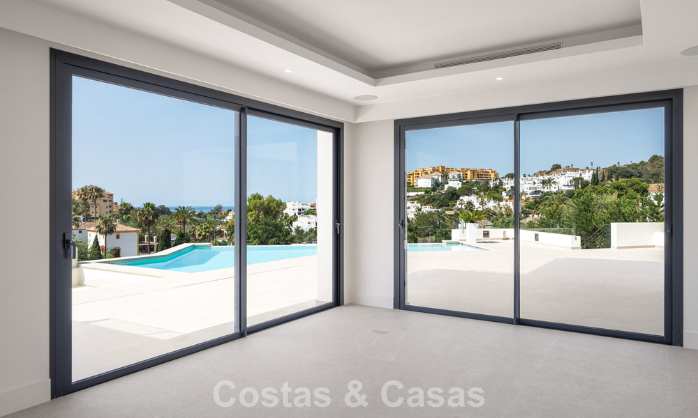 Instapklare, hedendaagse luxevilla te koop grenzend aan de golfbaan op de New Golden Mile tussen Marbella en Estepona 783291