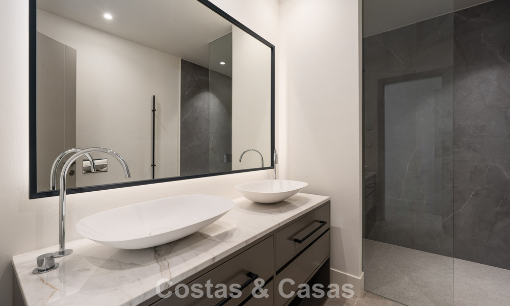 Instapklare, hedendaagse luxevilla te koop grenzend aan de golfbaan op de New Golden Mile tussen Marbella en Estepona 783292