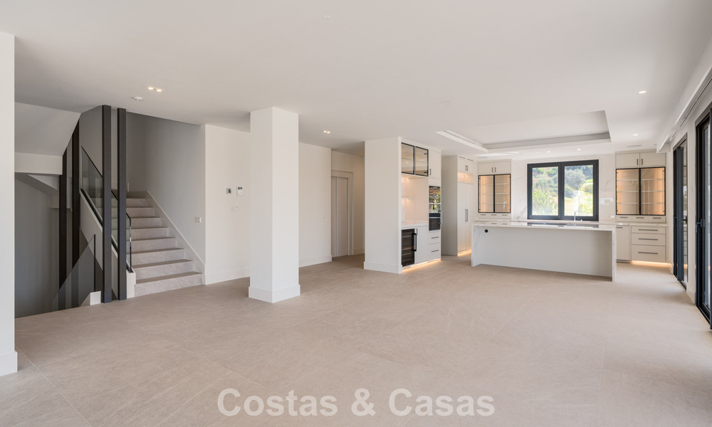 Instapklare, hedendaagse luxevilla te koop grenzend aan de golfbaan op de New Golden Mile tussen Marbella en Estepona 783293