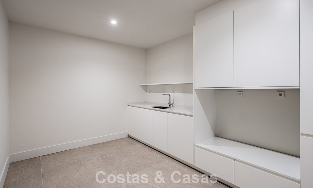 Instapklare, hedendaagse luxevilla te koop grenzend aan de golfbaan op de New Golden Mile tussen Marbella en Estepona 783294