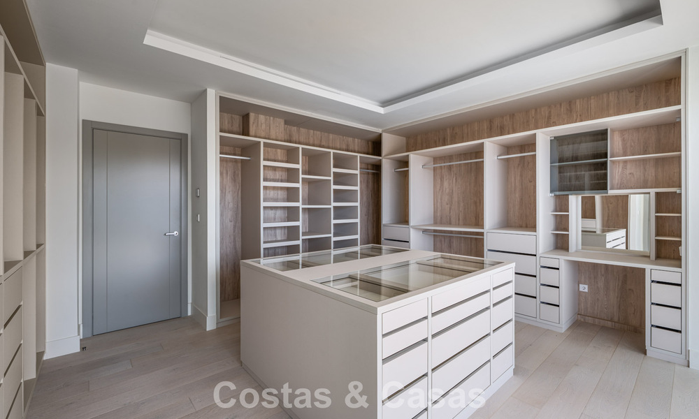 Instapklare, hedendaagse luxevilla te koop grenzend aan de golfbaan op de New Golden Mile tussen Marbella en Estepona 783297