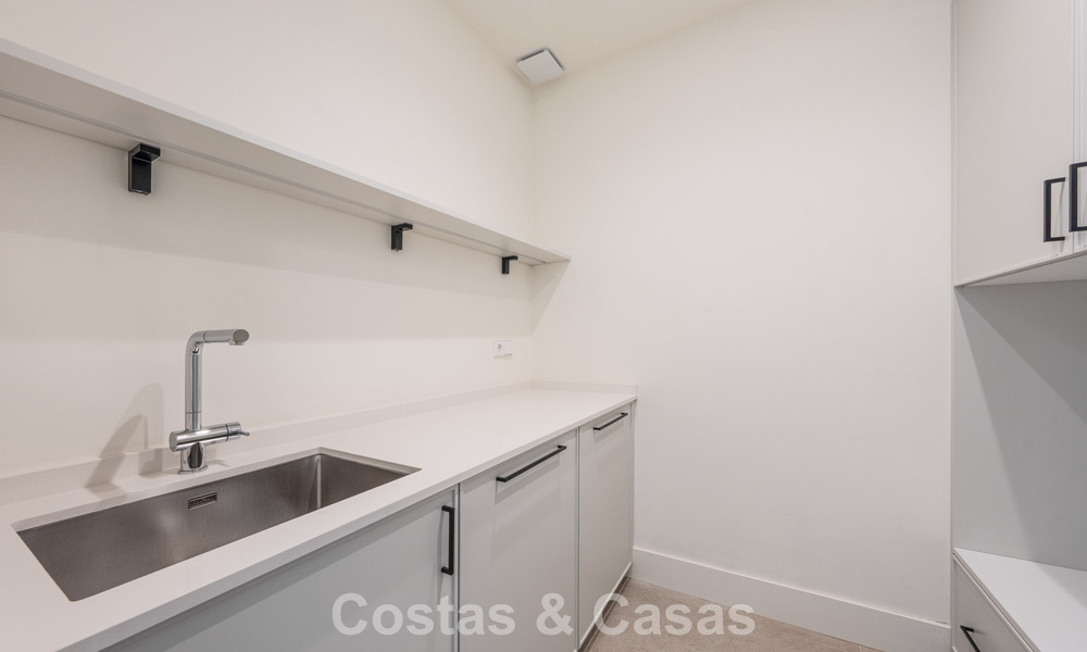 Instapklare, hedendaagse luxevilla te koop grenzend aan de golfbaan op de New Golden Mile tussen Marbella en Estepona 783298