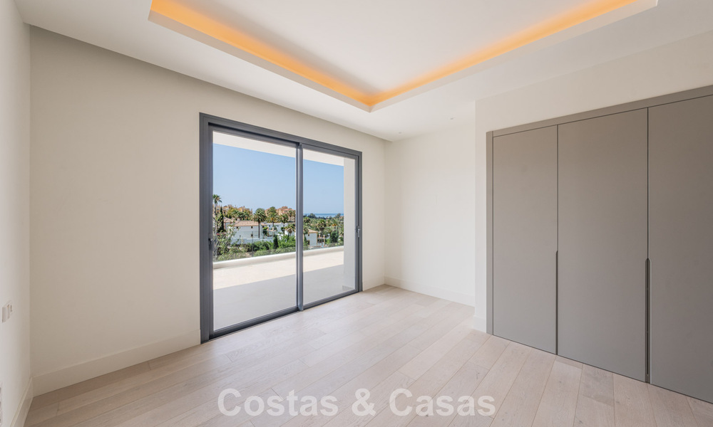 Instapklare, hedendaagse luxevilla te koop grenzend aan de golfbaan op de New Golden Mile tussen Marbella en Estepona 783299