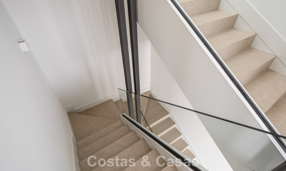 Instapklare, hedendaagse luxevilla te koop grenzend aan de golfbaan op de New Golden Mile tussen Marbella en Estepona 783302