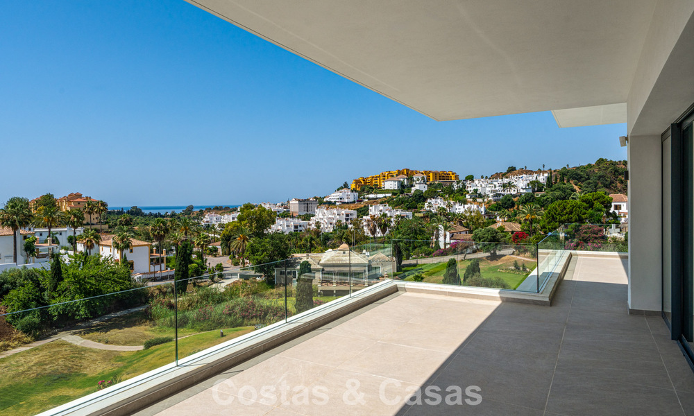 Instapklare, hedendaagse luxevilla te koop grenzend aan de golfbaan op de New Golden Mile tussen Marbella en Estepona 783304