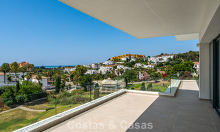 Instapklare, hedendaagse luxevilla te koop grenzend aan de golfbaan op de New Golden Mile tussen Marbella en Estepona 783304 