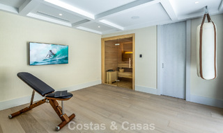 Indrukwekkende luxevilla met gras tennisbaan te koop dicht bij alle voorzieningen op de befaamde Golden Mile van Marbella 782700 